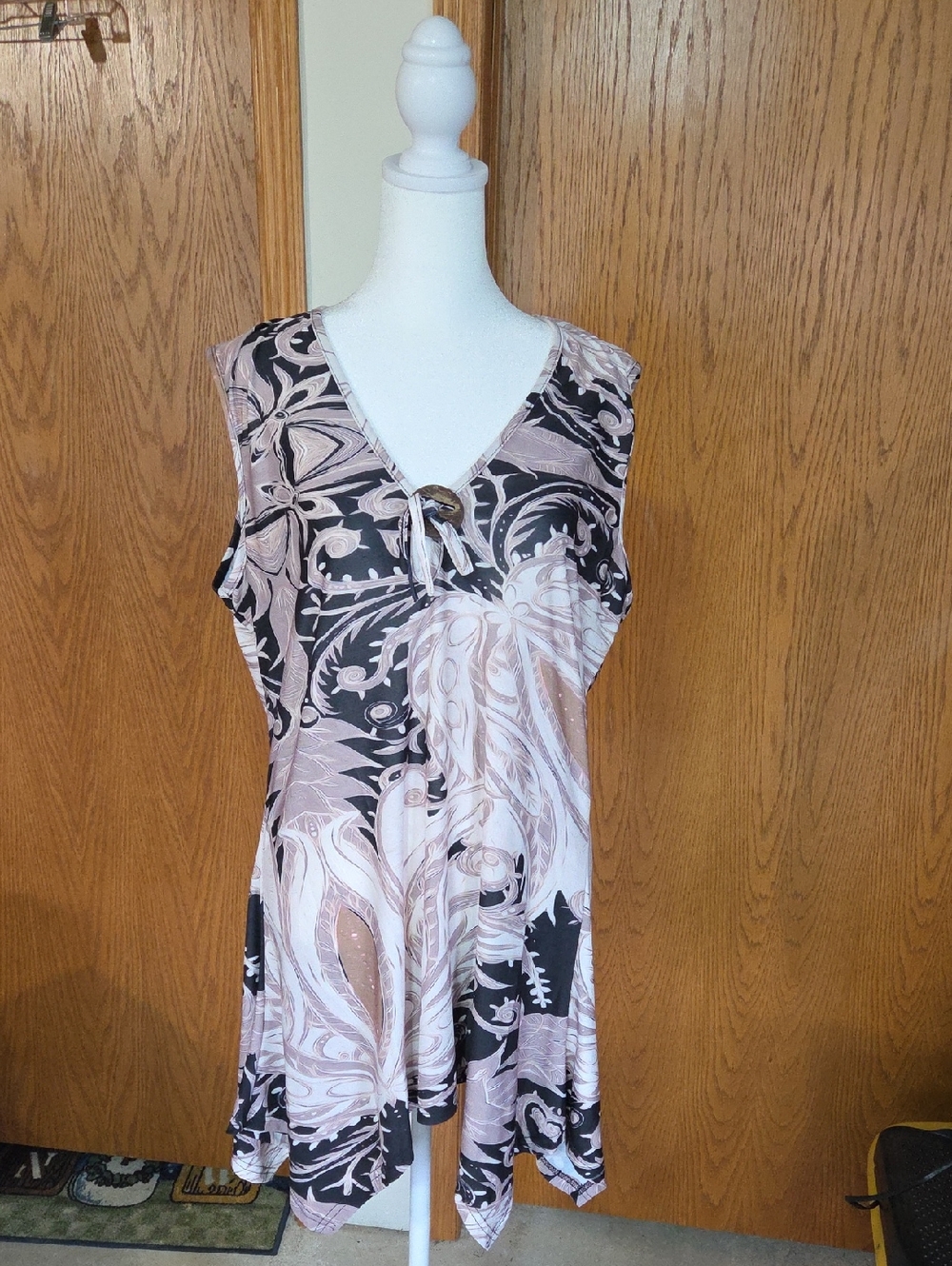 #15 Sleeveless V-Neck Floral Swing Tunic in Blush and Black Large
